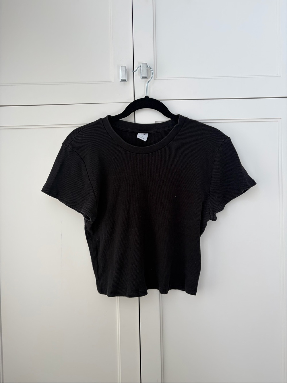 Aritzia TNA Black Ribbed Short Sleeve Cropped Tee